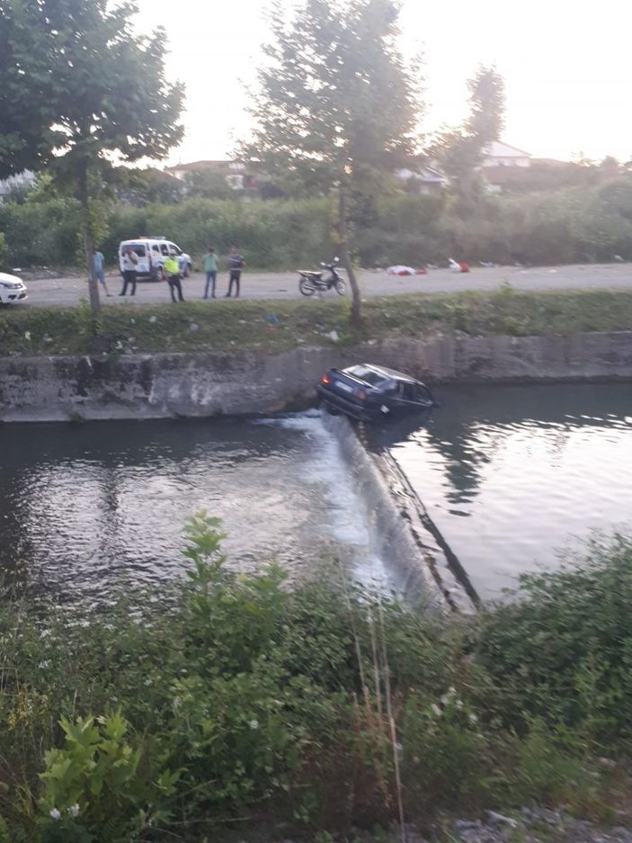 i Sakarya'da el frenini çekmeyi unuttuğu otomobili çaya düştü