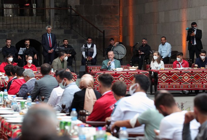 Cumhurbaşkanı Erdoğan, Erzurum'da gençlerle buluştu