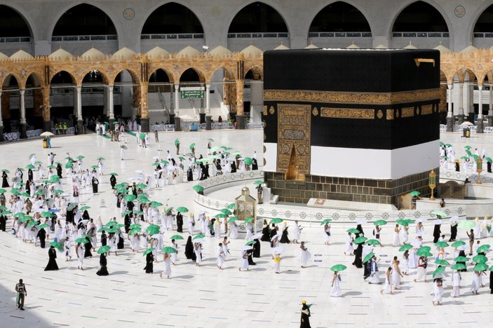 Hacı adayları pandemi gölgesinde Kabe'yi tavaf ediyor