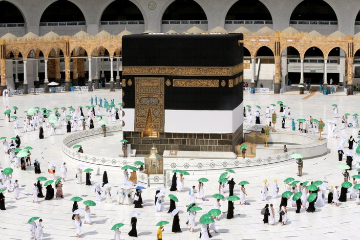 Hacı adayları pandemi gölgesinde Kabe'yi tavaf ediyor