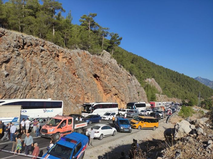 i Antalya'da iki otomobil kafa kafaya çarpıştı