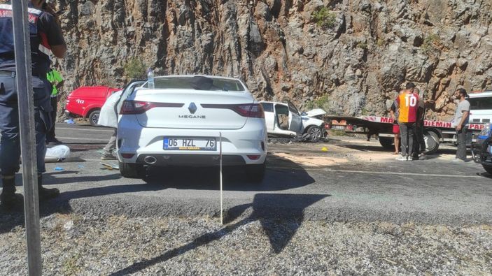 i Antalya'da iki otomobil kafa kafaya çarpıştı