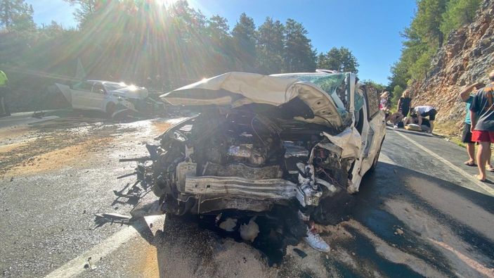 i Antalya'da iki otomobil kafa kafaya çarpıştı