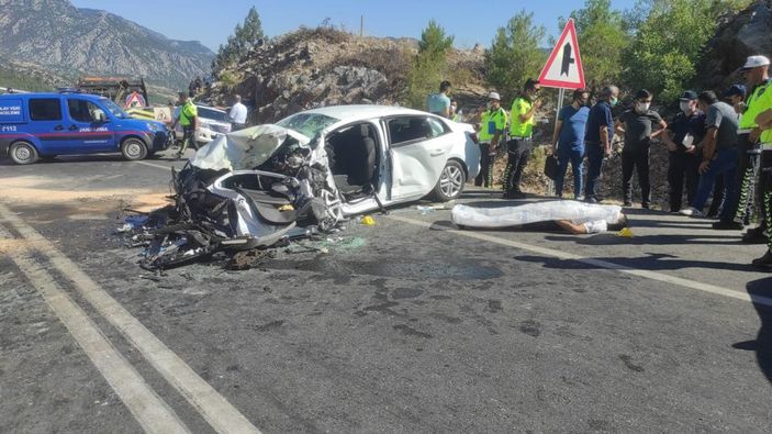 i Antalya'da iki otomobil kafa kafaya çarpıştı
