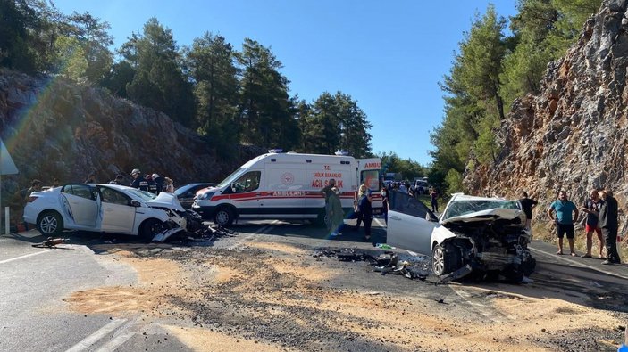 Antalya'da iki otomobil kafa kafaya çarpıştı