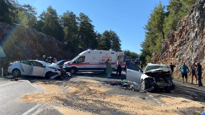 i Antalya'da iki otomobil kafa kafaya çarpıştı