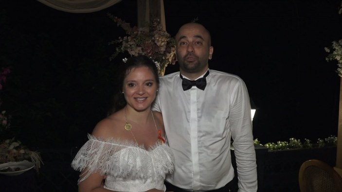 İstanbul'da doktor çift düğünlerini 8 aylık kızlarıyla yaptı