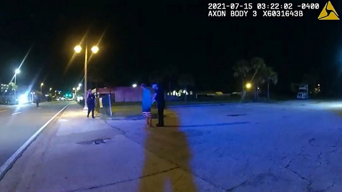 Florida'da bir adam timsahı barın çatısına atmaya çalıştı