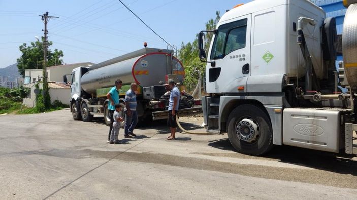 i Adana'da 15 gündür suları kesik olan mahalleli sokağa döküldü