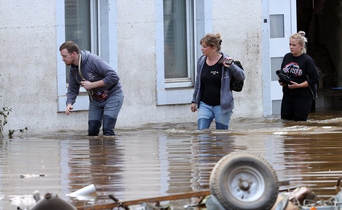 Avrupa'da etkili olan sele kapılan Türk çifti, Avusturyalı komşusu kurtardı