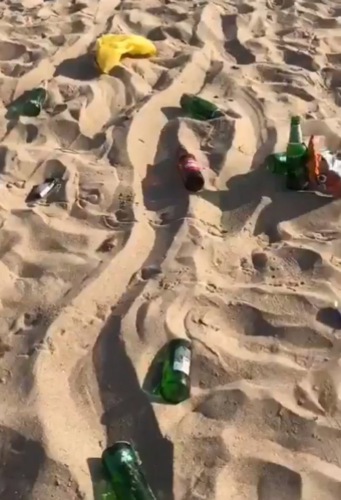 Bozcaada'daki plaj, parti sonrasında çöplüğe döndü