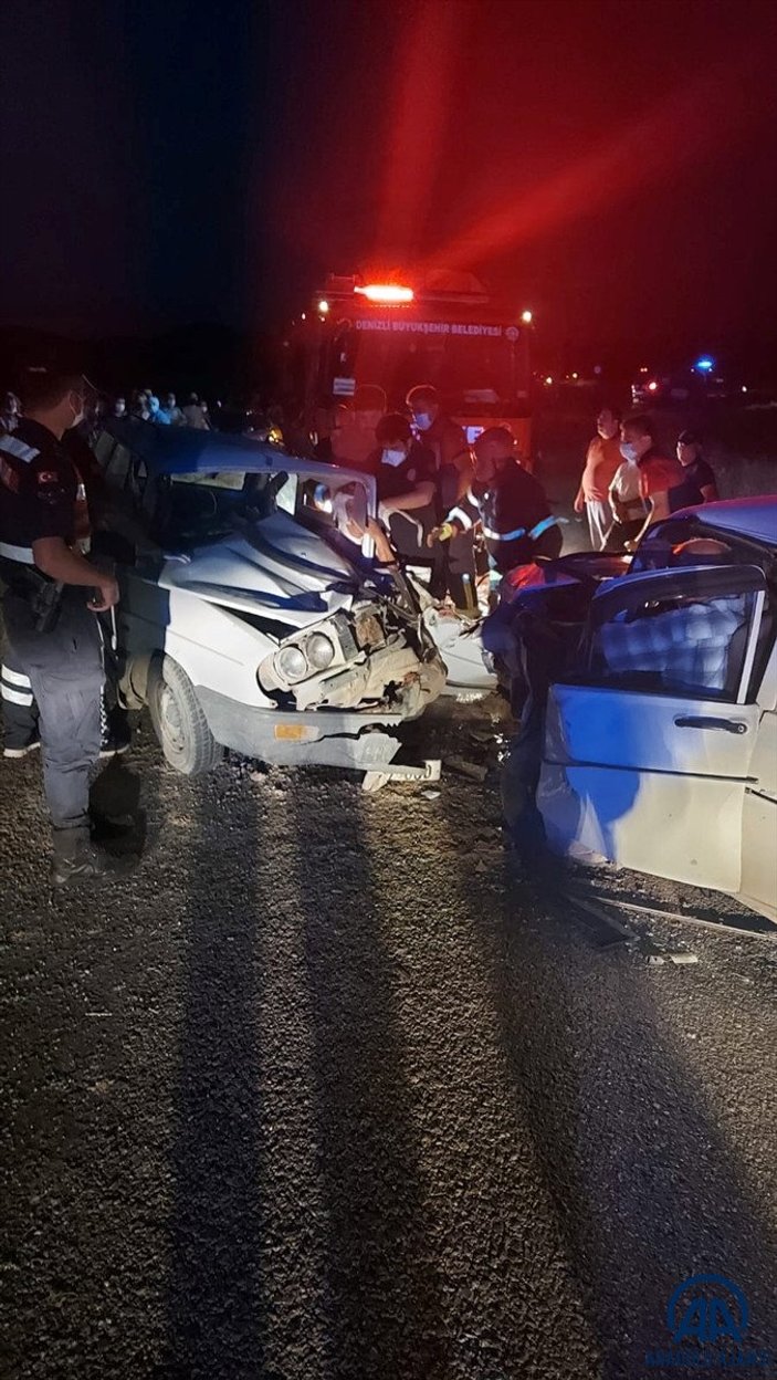 Denizli'de iki otomobil çarpıştı: 1 ölü 9 yaralı