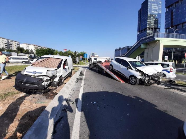 i Maltepe'de çarpışan iki otomobil hurdaya döndü