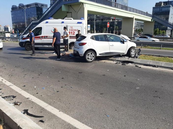 i Maltepe'de çarpışan iki otomobil hurdaya döndü