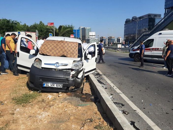 i Maltepe'de çarpışan iki otomobil hurdaya döndü
