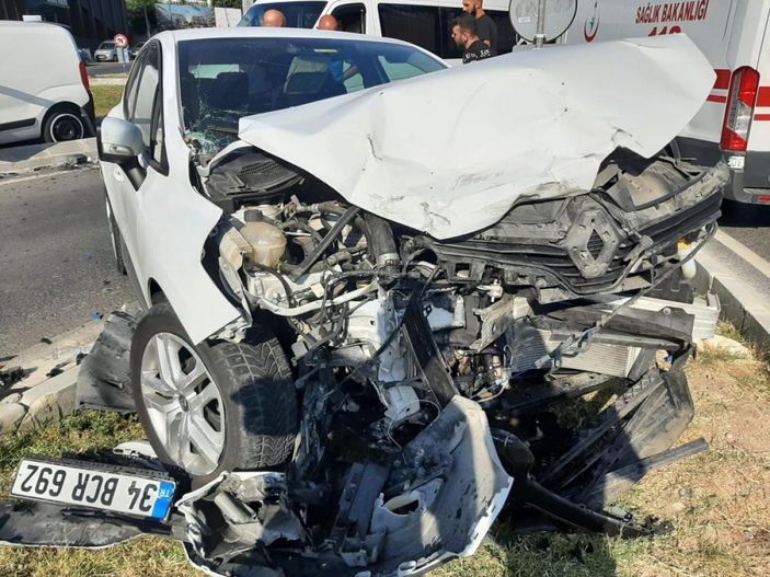 i Maltepe'de çarpışan iki otomobil hurdaya döndü