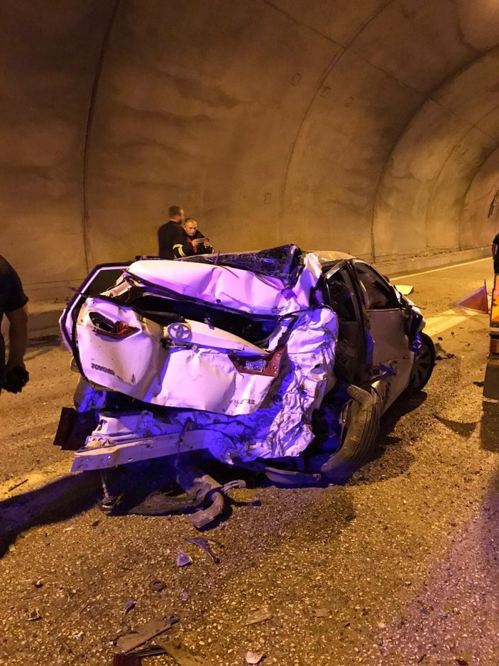 Artvin'de tünelde kaza yapan araç, paramparça oldu