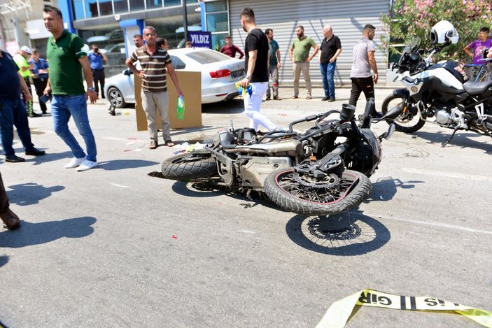 Adana’da yaralanan polislere kartonlarla gölge yaptılar