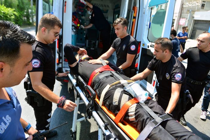 Adana’da yaralanan polislere kartonlarla gölge yaptılar