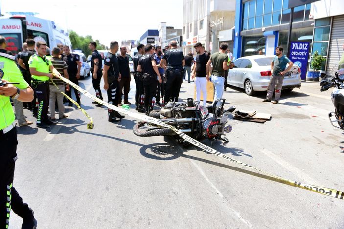 Adana’da yaralanan polislere kartonlarla gölge yaptılar