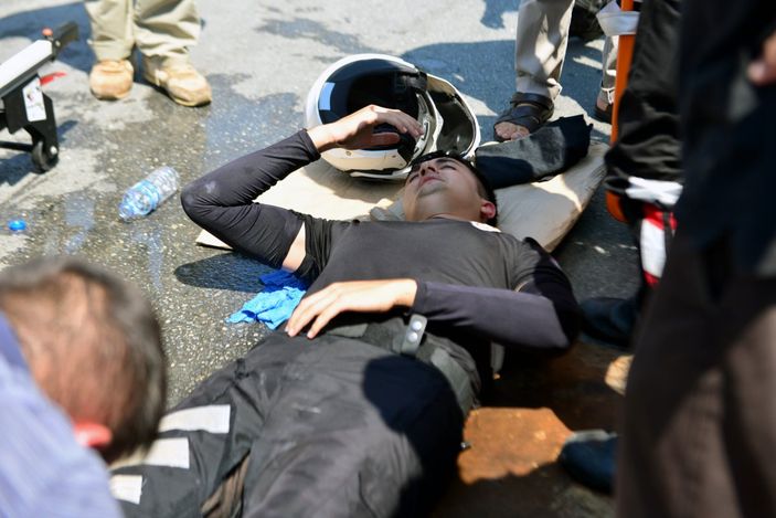 Adana’da yaralanan polislere kartonlarla gölge yaptılar