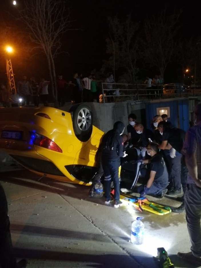 Ankara'da devrilen taksinin şoförü kurtarıldı