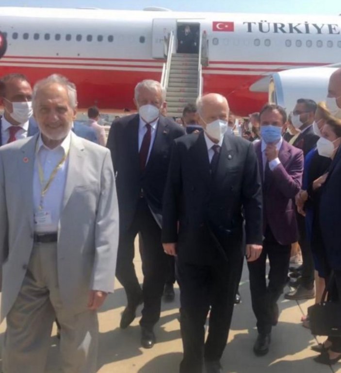 Kıbrıs'a giden Devlet Bahçeli, uçaktan Oğuzhan Asiltürk ile kol kola indi