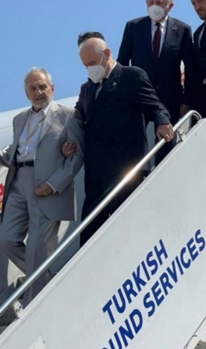Kıbrıs'a giden Devlet Bahçeli, uçaktan Oğuzhan Asiltürk ile kol kola indi
