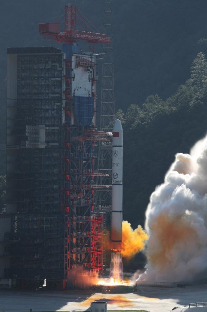 Çin, uzayı gözleyecek uydu grubunu yörüngeye gönderdi