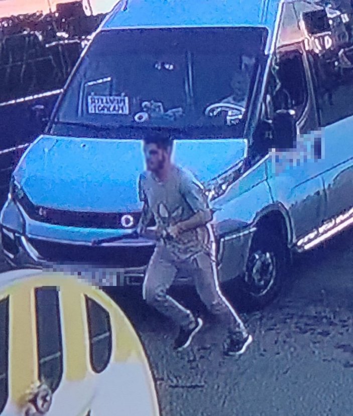 Kağıthane'deki yolcu, durak dışında indirmeye şoföre saldırdı