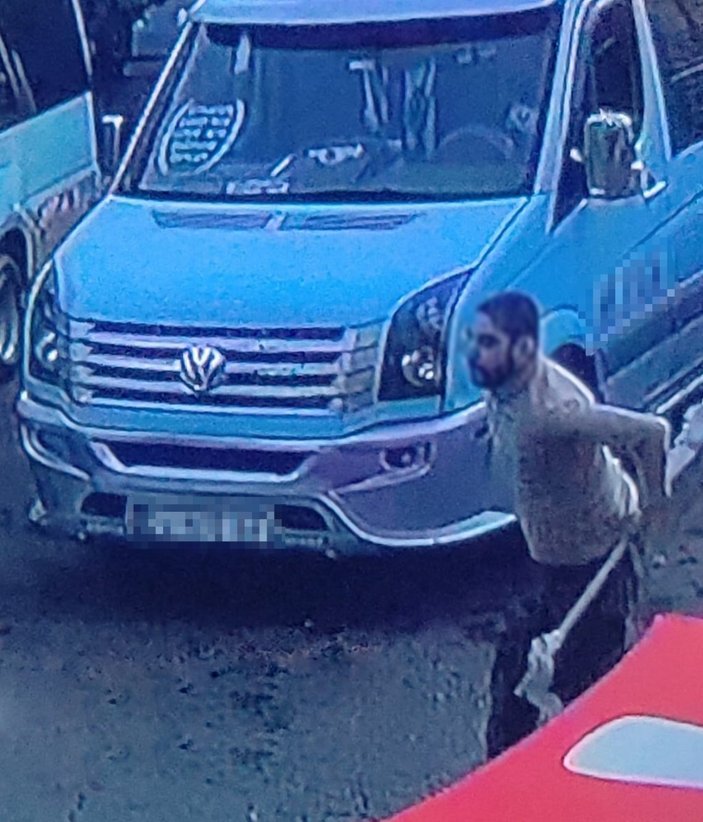 Kağıthane'deki yolcu, durak dışında indirmeye şoföre saldırdı