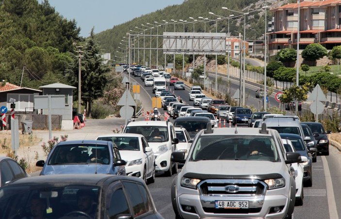 Muğla'ya yerli turist akını, uzun araç kuyrukları oluşturdu