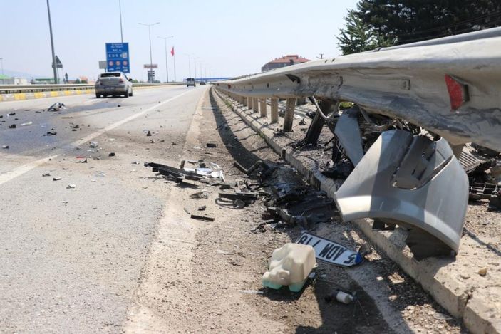 Bolu'da kontrolden çıkan otomobil bariyerlere çarptı