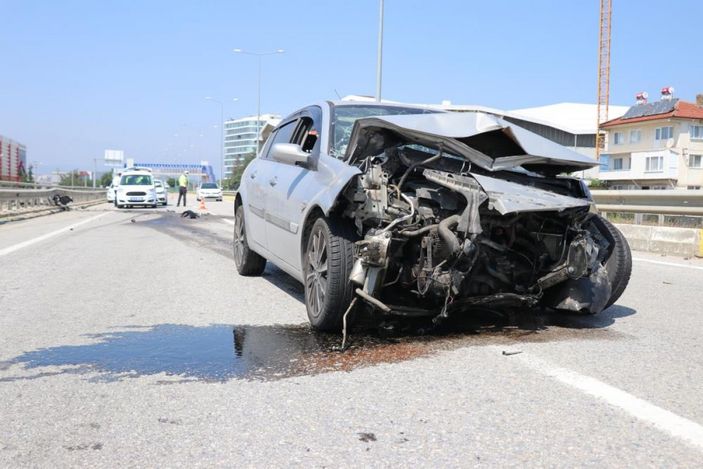Bolu'da kontrolden çıkan otomobil bariyerlere çarptı