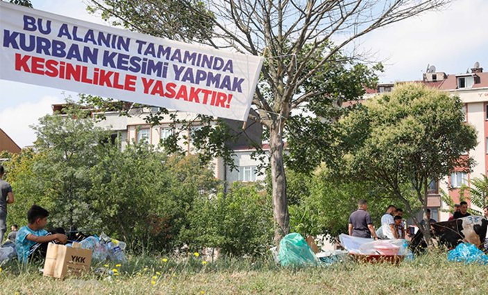 İstanbul'da uyarı afişinin altında kurban kestiler