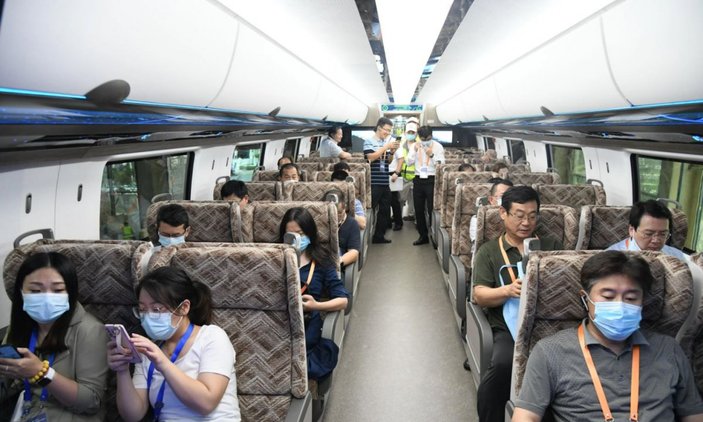 Çin, dünyanın en hızlı trenini görücüye çıkardı