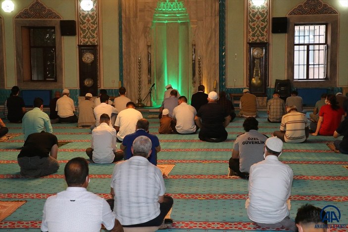 81 ilde bayram coşkusu: Vatandaşlar namaz için camileri doldurdu