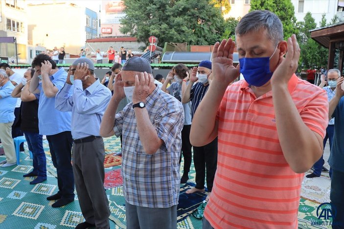 81 ilde bayram coşkusu: Vatandaşlar namaz için camileri doldurdu