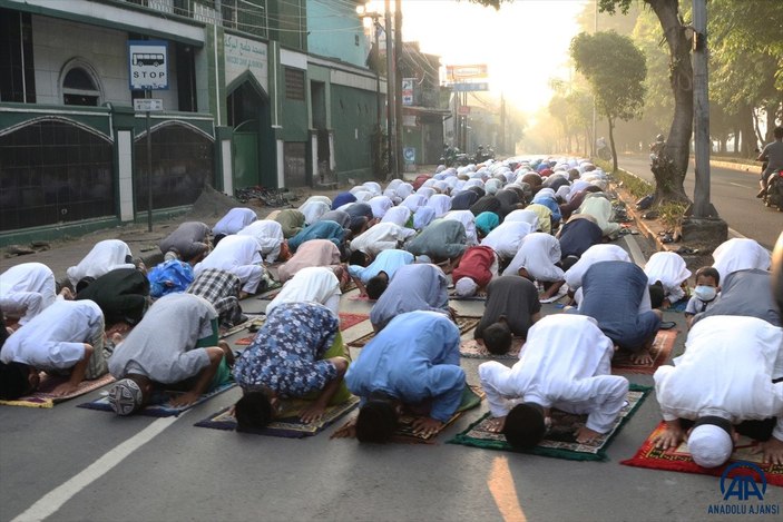 Kurban Bayramı kutlanıyor: Dünyadan bayram namazı manzaraları