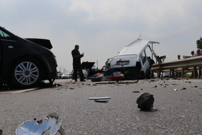 Sakarya'da kaza yapan otomobil ikiye bölündü