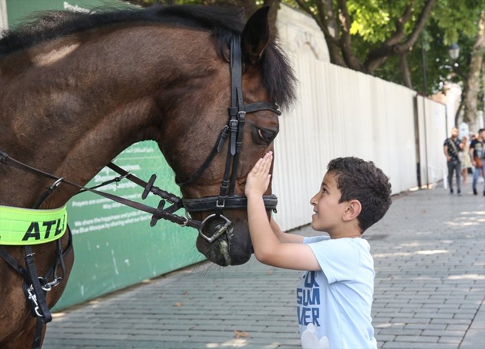 Sultanahmet Meydanı'nda atlı polislerden devriye
