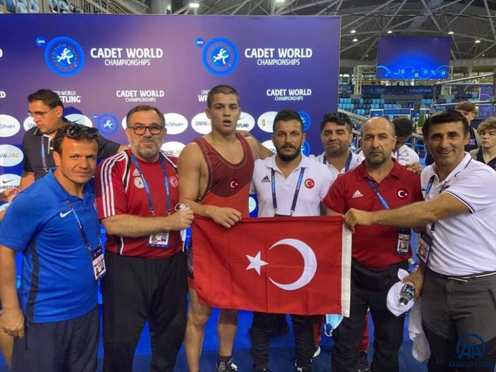 Milli güreşçi Rıfat Eren Gıdak, yıldızlarda dünya şampiyonu oldu