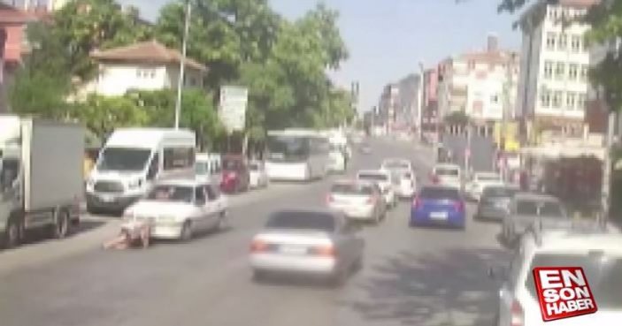 Ankara'da aniden yola çıkan kadına otomobil çarptı