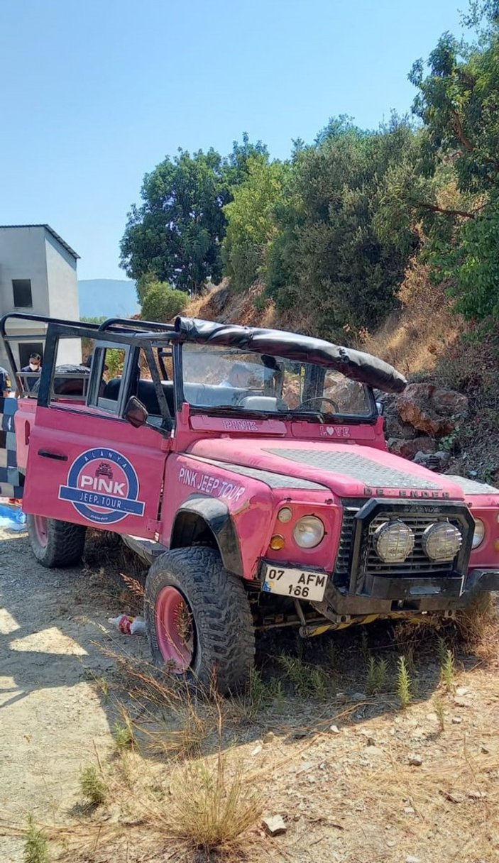 Antalya'da safari aracı şarampole yuvarlandı