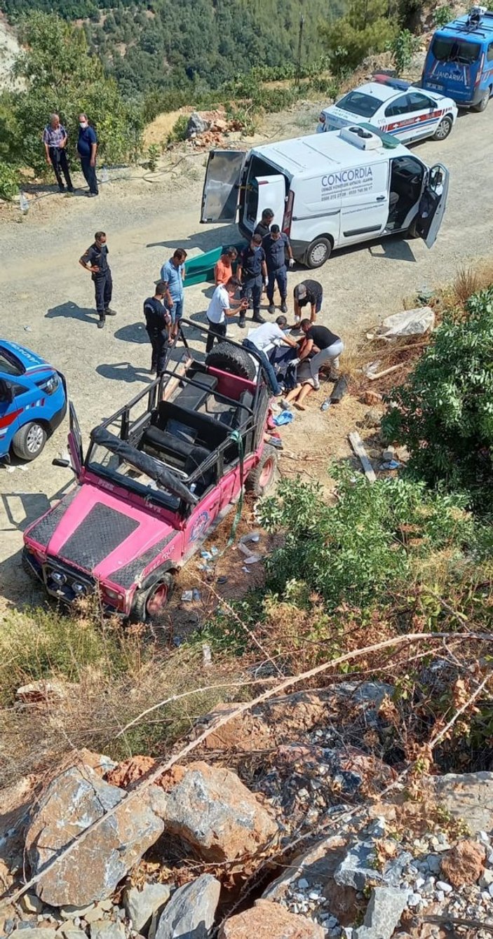 Antalya'da safari aracı şarampole yuvarlandı