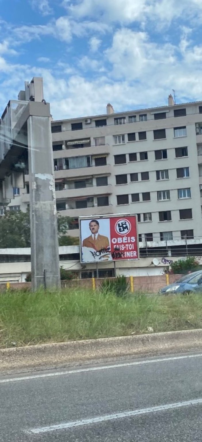 Emmanuel Macron’u Hitler’e benzeten afişlerle soruşturma