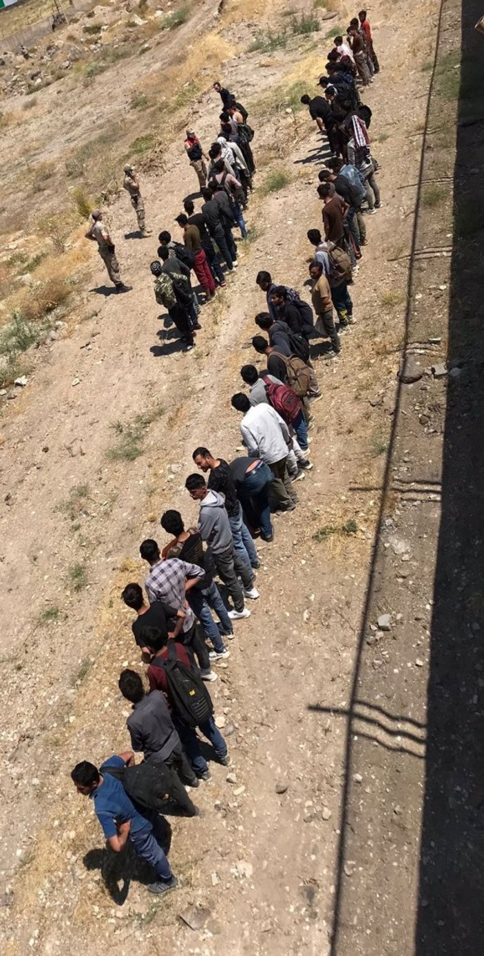Van'da arazide toplu halde ilerleyen 113 kaçak göçmen yakalandı