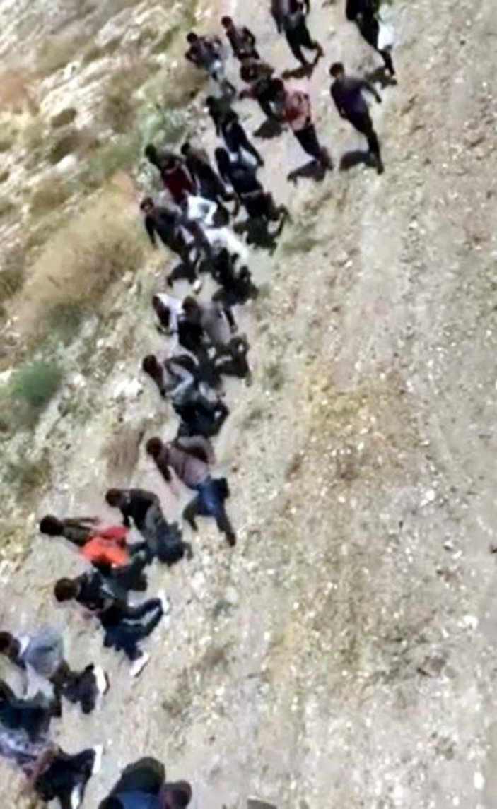 Van'da arazide toplu halde ilerleyen 113 kaçak göçmen yakalandı