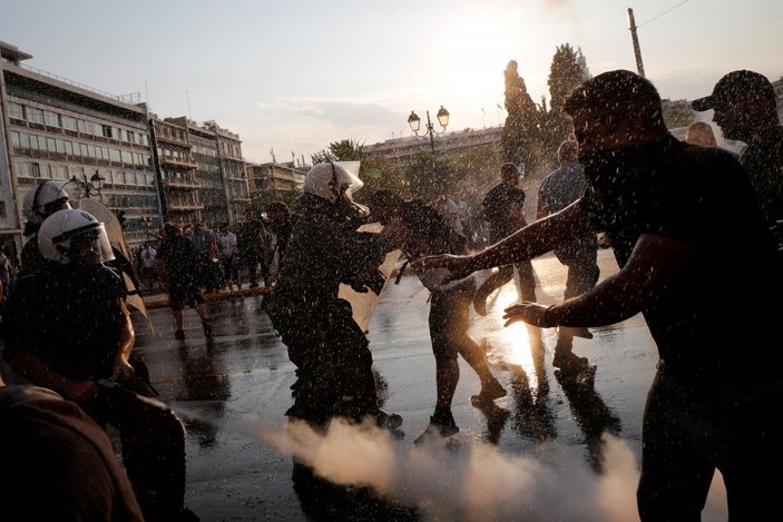 Yunanistan'da zorunlu aşı karşıtları sokağa indi