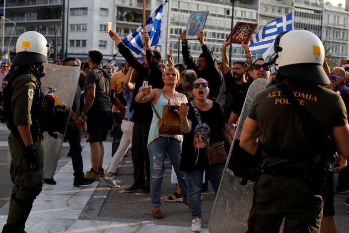 Yunanistan'da zorunlu aşı karşıtları sokağa indi